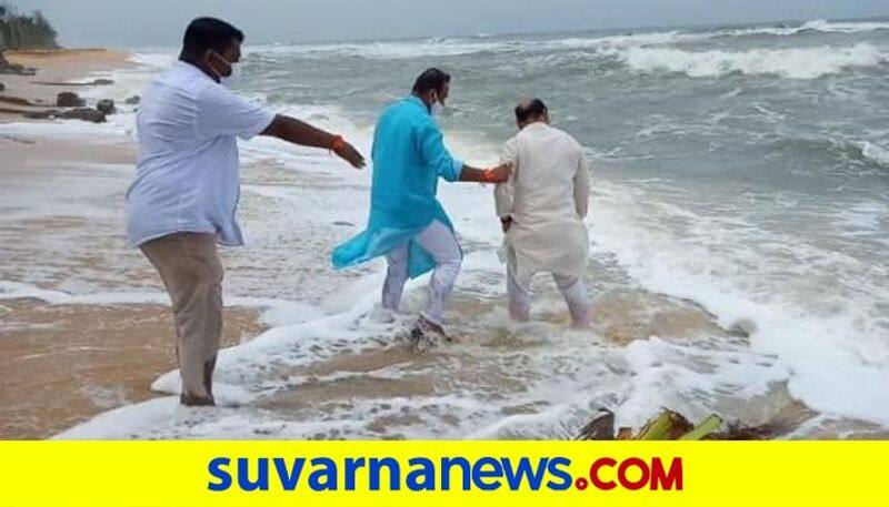 Karnataka Minister Basavaraj bommai lost his sandal in huge waves at kapu beach and get it back