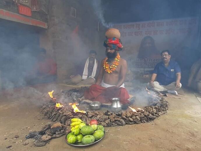 कोरोना से बचाने के लिए बिहार में यूं हठयोग कर रहे बाबा बर्फानी, वायरल हो रही तस्वीर