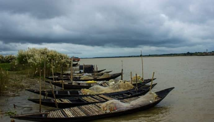 বৃষ্টির দাপটে এক ধাক্কায় তাপমাত্রার পারদ নামল আট ডিগ্রি, ঘুর্ণাবর্তের পিছু পিছুই কি তবে বর্ষা