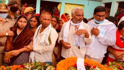 तिरंगे में लिपटा पुलवामा शहीद का शव पहुंचा घर, पार्थिव शरीर के पास 7 माह के बेटे को देख रो पड़ा हर कोई