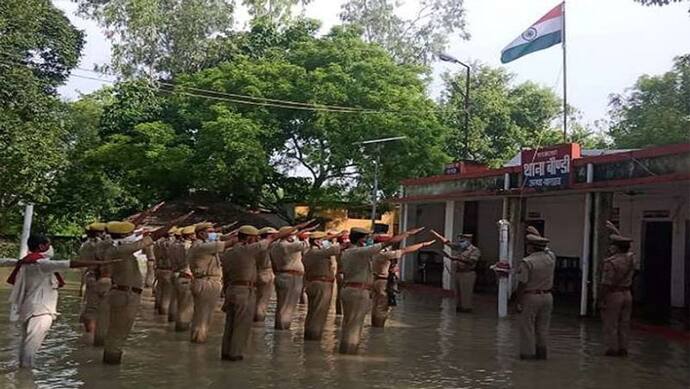 बाढ़ का पानी भी न डिगा सका यूपी पुलिस का जज्बा, घुटने बराबर पानी में खड़े होकर गाया राष्ट्रगान