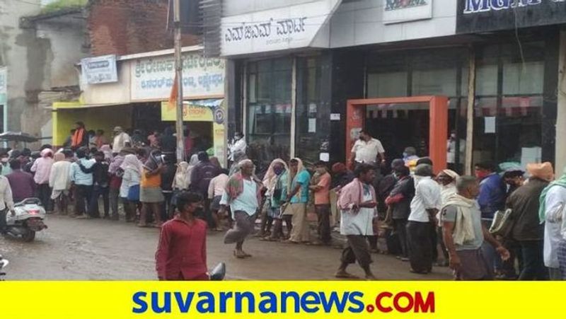 Farmers Fighting Each Other for Urea in Navalagund in Dharwad District