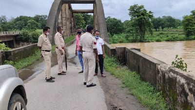 पिता ने अपने 3 बच्चों को उपनती नदी में फेंका..फिर खुद भी कूद गया, एक मासूम ने मां से लिपटकर बचाई जान