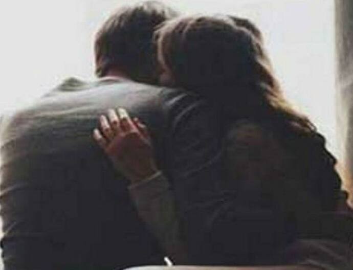<p><br />
<br />
ప్రేమ గుడ్డిదని... ఆ ప్రేమలో మునిగి తేలుతున్న వారికి ప్రపంచం తెలీదని చాలా మంది చెబుతుంటారు. &nbsp;తాజాగా ఓ బ్యాంక్ మేనేజర్ &nbsp;అది నిజమని నిరూపించాడు. ఓ యువతి ప్రేమలో పడిన ఆ బ్యాంక్ మేనేజర్ ఏం చేస్తున్నాడో కూడా తెలియకుండా ప్రవర్తించాడు.&nbsp;</p>
