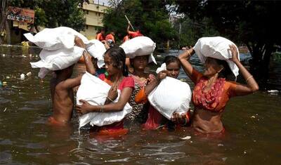 बाढ़ के पानी में यूं सड़ गया महिला का पैर, झकझोर कर रख देगी बिहार से वायरल हुई ये तस्वीर