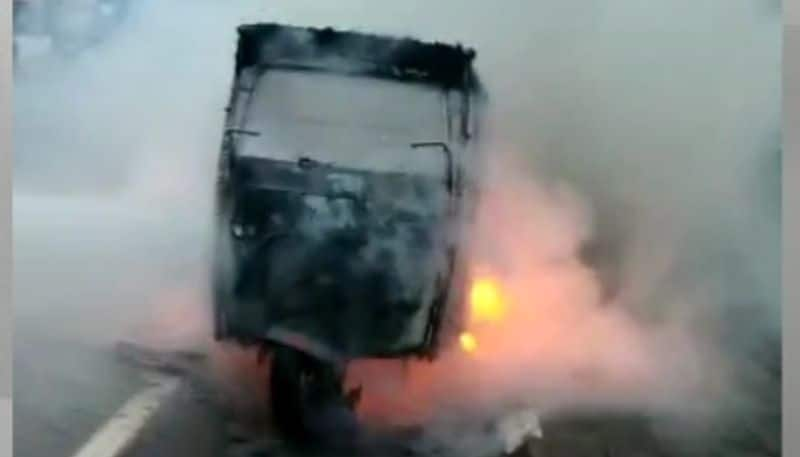 auto owner burnt his auto due to protest against police behavior in Warangal - bsb