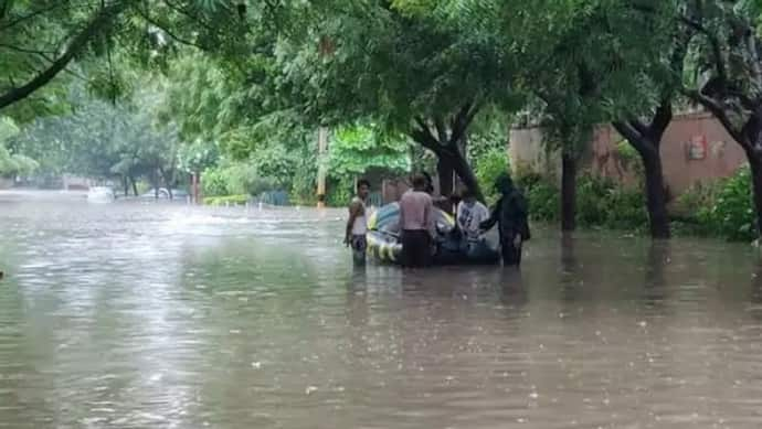 বিদ্য়াধরী নদীর বাঁধ ভেঙে দুর্ভোগ, খাটের ওপর সংসার গ্রামবাসীদের