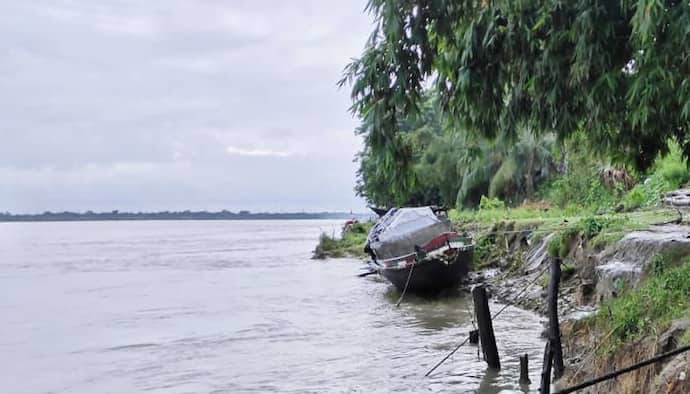 দক্ষিণবঙ্গে দিনভর বৃষ্টির জেরে ভাঙল নদীবাঁধ, আতঙ্ক