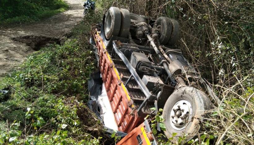Nandyala Road Accident: పెళ్లి బృందం లారీ బోల్తా... ఇద్దరు దుర్మరణం, 11మందికి గాయాలు