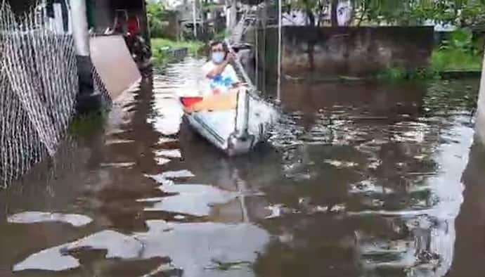 টানা বৃষ্টিতে নৌকা নামল ঠাকুরপুকুরে, 'মেলেনি প্রশাসনের সাহায্য়'