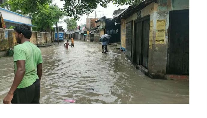 হিঙ্গলগঞ্জে ঢুকল ইছামতীর নোনা জল,  কোমর সমান জল বাজারে