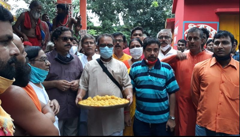 BJP workers distribute offering of Ram Mandir Bhumi Pujan in Tarapith Temple-dbr