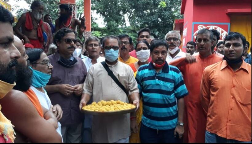 BJP workers distribute offering of Ram Mandir Bhumi Pujan in Tarapith Temple