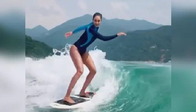 Lisa Haydon Surfs Dropping Video viral