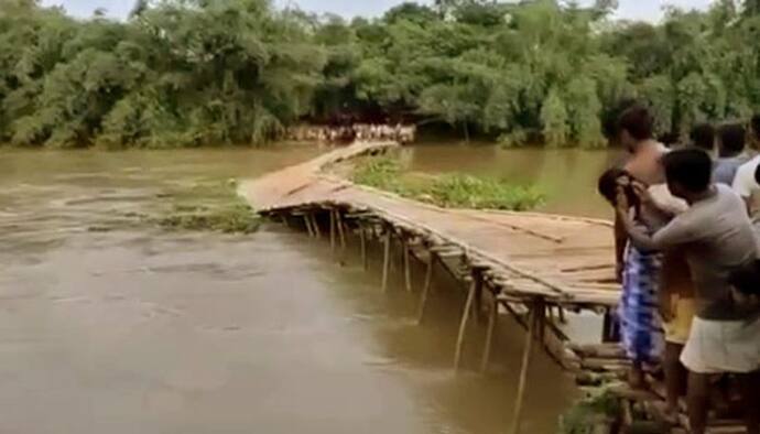 জলের তোড়ে হুড়মুড়িয়ে ভাঙল বাঁশের সাঁকো, বন্ধ পারাপার