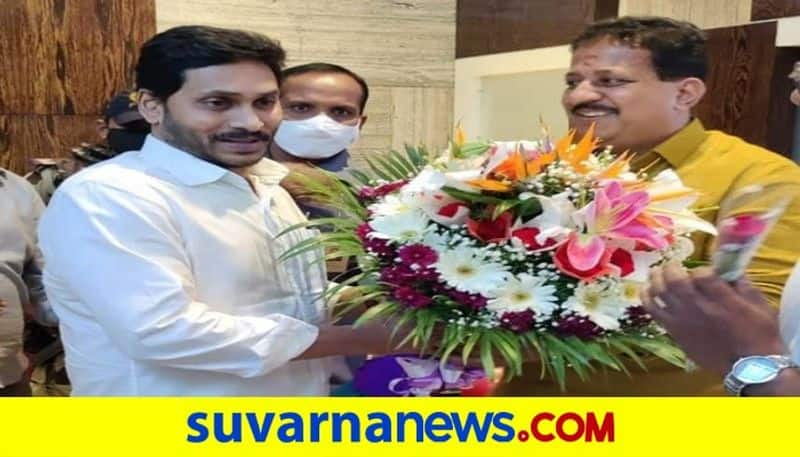 BJP MLA SR Sivhwanath Welcomes AP CM jagan mohan reddy at Benglauru Airport