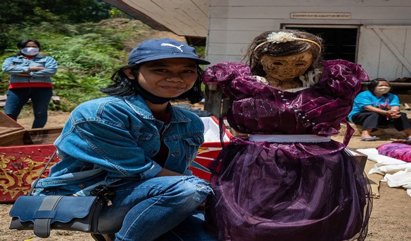 यहां हर साल लाशों को कब्र से निकाल कपड़े पहनाते हैं लोग, मेकअप कर पिलाते हैं सिगरेट | Indonesia Toraja Death Ritual where families dig dead relatives every year in august kph -