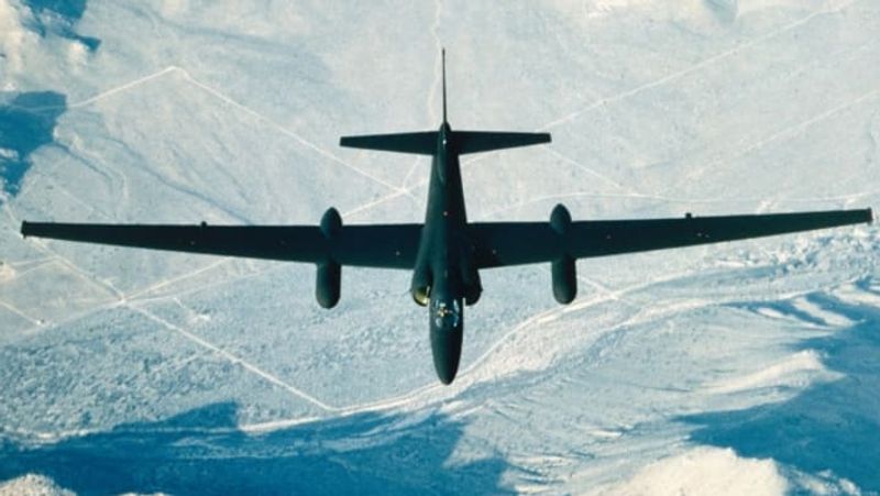 US spy plane enters Chinese border Chinese army panics .