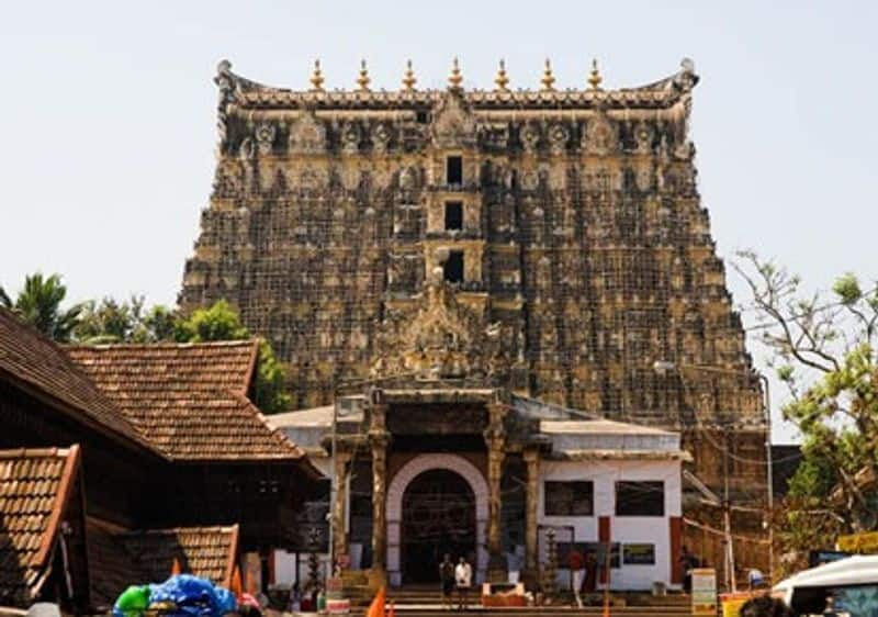 Coronavirus Keralas Sree Padmanabhaswamy Temple priest tests COVID-19 positive darshan stopped till Oct 15-snj