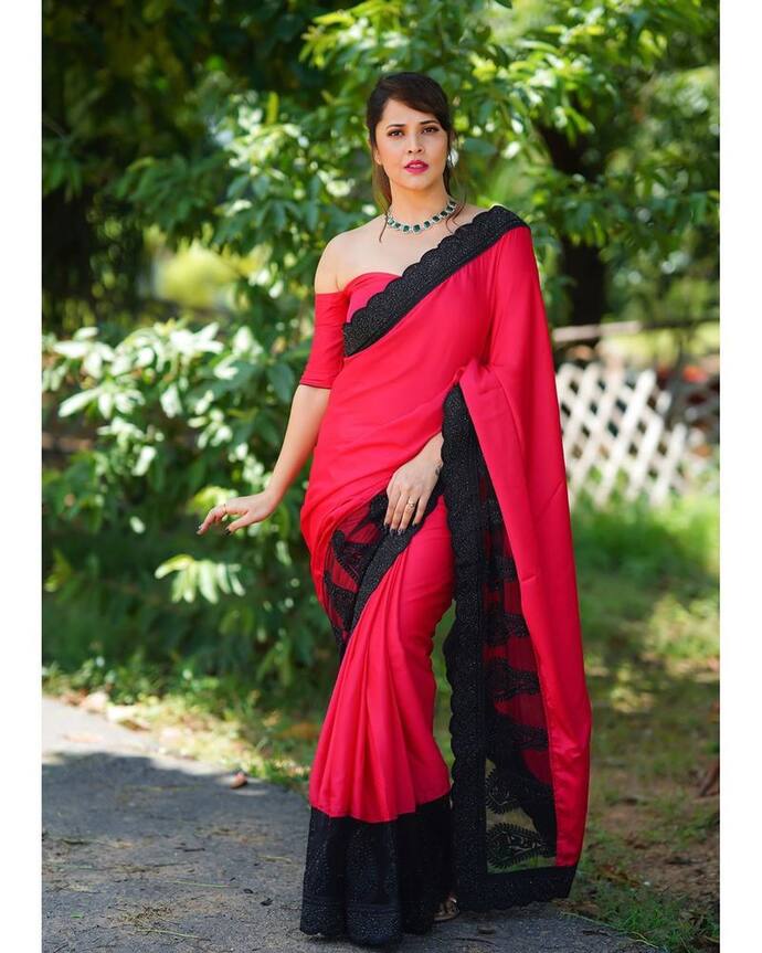 <p style="text-align: justify;">అనసూయ - బుల్లితెర నుండి వెండి తెర వరకు పరిచయం అక్కర్లేని పేరు. అందంతో అభినయంతో పాటు గలగలా మాటలు మాట్లాడే అనసూయ... తెలుగులో బాగా బిజీగా ఉండే యాంకర్. రెగ్యులర్ గా జబర్దస్త్ కామెడీ షో తో, సినిమా ప్రీ రిలీజ్, ఆడియో ఫంక్షన్లతోపాటుగా సినిమాల్లో కూడా నటిస్తూ ప్రేక్షకులకు మరింత చేరువయ్యింది.&nbsp;</p>
