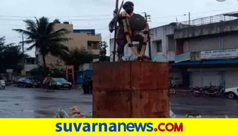 Clashes erupt over Sangolli Rayanna statue At Gadag snr