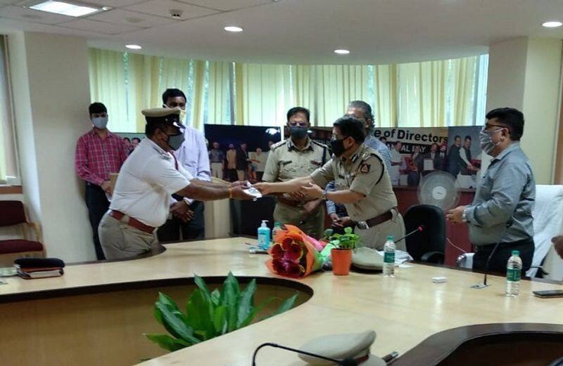 Reliance Jio donates 50000 N95 masks and sanitizers to Bengaluru Traffic Police