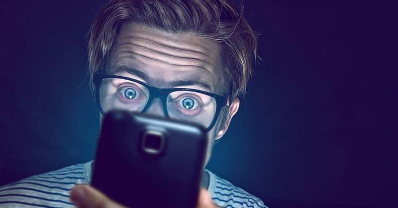 Men who use smartphone at night are damaging their fertility study