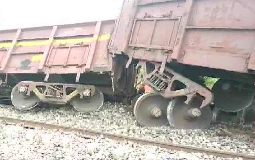 Goods Trains Derail: గూడ్స్ రైళ్ల ఢీ.. బోల్తా ప‌డ్డ 18 వ్యాగ‌న్లు..  