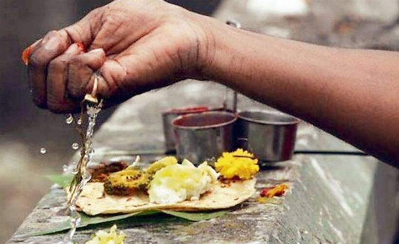 తమకు నచ్చిన వాడిని పెళ్లి చేసుకుందని.. బతికున్న కూతురికి పిండం, దిన కర్మ.. 