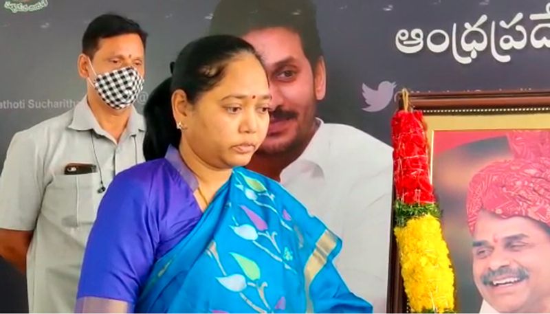 Guntur : Home Minister Mekathoti Sucharita consoles jaswanth s family - bsb