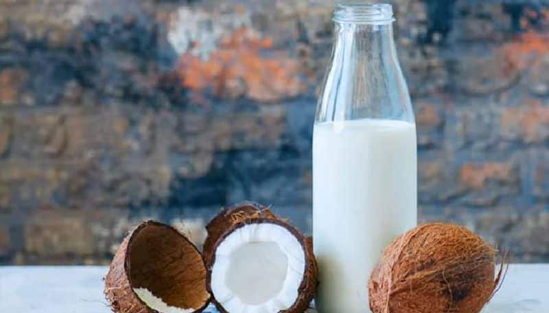 this DIY coconut milk conditioner can smoothen your dry hair