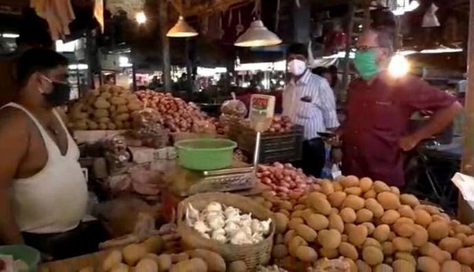 আলু-পেঁয়াজের কালোবাজারির পর্দা ফাঁস, শহরের বাজারে অভিযান চালাল ইবি