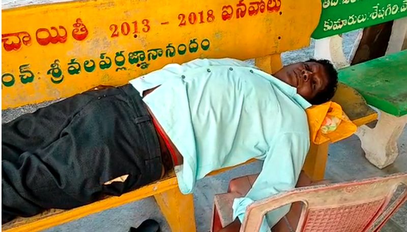 VRO Death in Covid Centre at guntur district