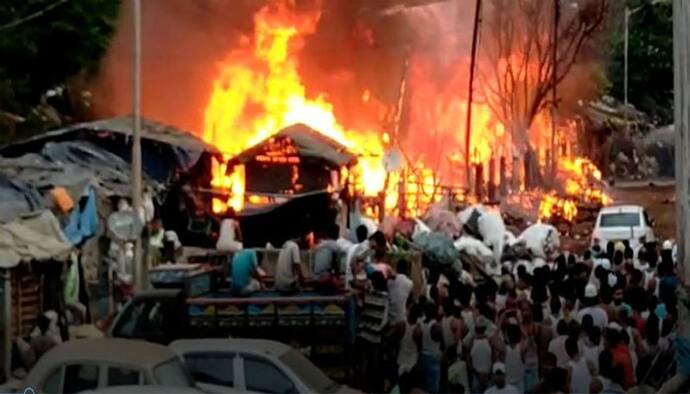 নারকেলডাঙায় বিধ্বংসী আগুন, ভস্মীভূত ৩০ থেকে ৪০টি ঝুপড়ি, দিশেহারা বস্তিবাসীরা