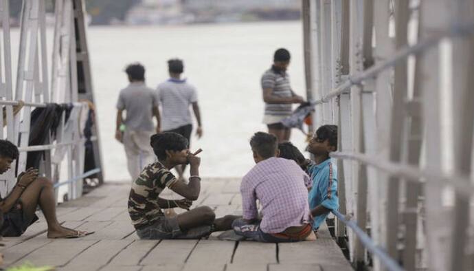 লকডাউনে 'অবাধে সুখ টান', হাওড়ার রামকৃষ্ণপুর ঘাটে চাঞ্চল্যকর ছবি