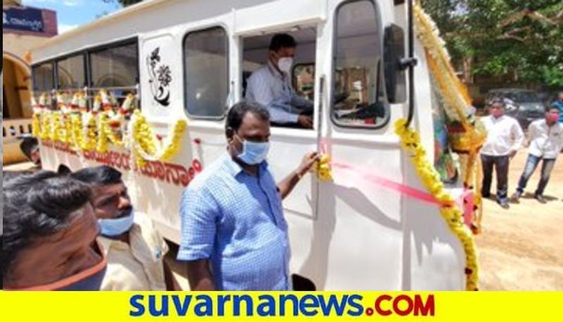 MLA Renukacharya Drive Ambulance And Carry Dead body Of Covid Victime snr