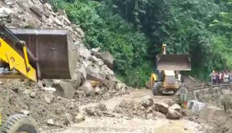 West Bengal-Sikkim highway damaged due to landslide on NH-31, traffic disrupted-dbr