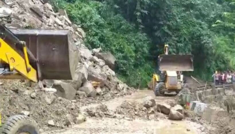 West Bengal Sikkim highway damaged due to landslide on NH 31, traffic disrupted