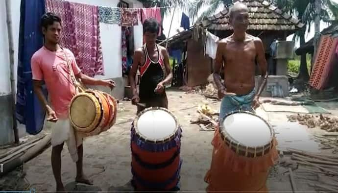 কাশফুল ফুটলেও শোরগোল নেই দুর্গা পুজোর, রোজগার অনিশ্চিত তমলুকের ঢাকিদের