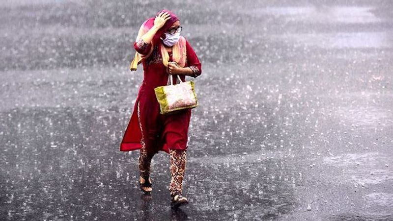 IMD Red Alert in 10 North Karnataka districts; Heavy rains continue in coastal belt -ymn