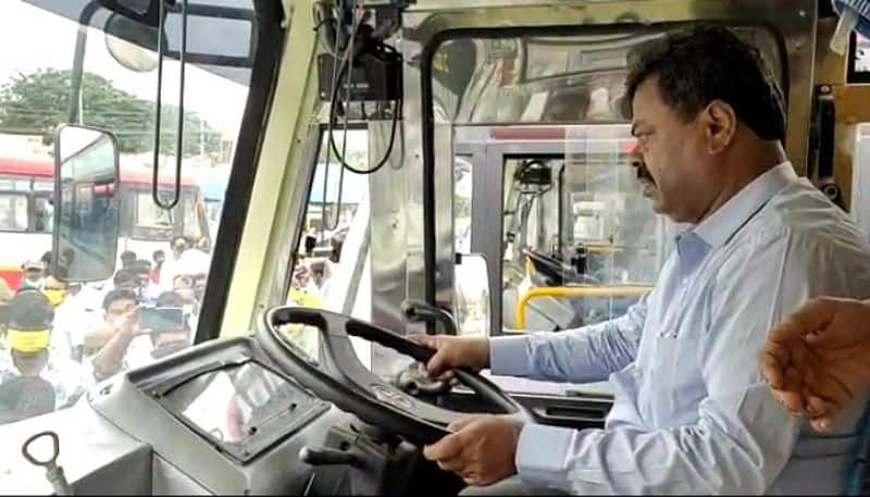 honnali BJP MLA MP Renukacharya again Drives KSRTC Bus