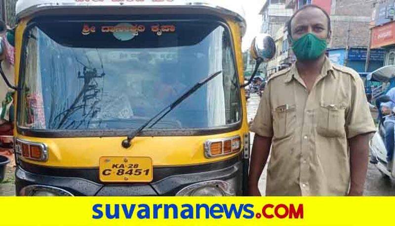 Auto Driver Distributed Free Mask Sanitizer to Passengers in Vijayapuragrg