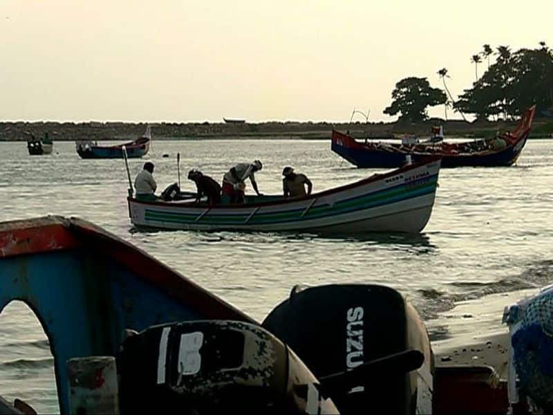 Cuddalore District collector suddenly  inspection at sea