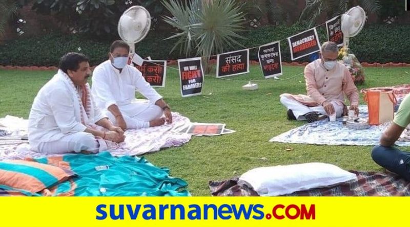 RS Deputy Chairman Harivansh brought tea for the Rajya Sabha MPs who are protesting  at Gandhi statue pod