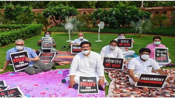 संसद में विपक्षी सांसदों का धरना खत्म, बोले- अब गांवों और सड़कों की लड़ाई शुरू होगी