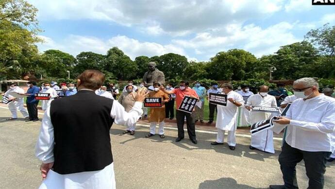 विपक्ष ने कृषि बिलों के विरोध में संसद परिसर में निकाला मार्च, आज राष्ट्रपति कोविंद से मिलेगा विपक्षी दल