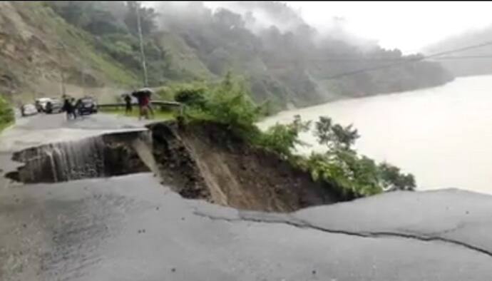 লাগাতার বৃষ্টিতে ফের ধস নামল সেবকে,  জাতীয় সড়কে বন্ধ যান চলাচল