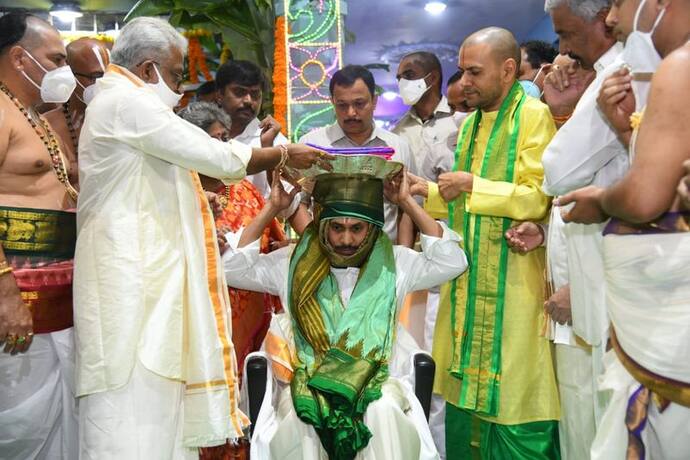 <p>కరాటే కళ్యాణి ఏపీ సీఎం జగన్ ని టార్గెట్ చేశారు. తిరుమల బ్రహ్మోత్సవాల సంధర్భంగా శ్రీవారికి పట్టువస్త్రాలు సమర్పించిన జగన్ డిక్లరేషన్ తీసుకోకపోవడమై మండిపడ్డారు.</p>
