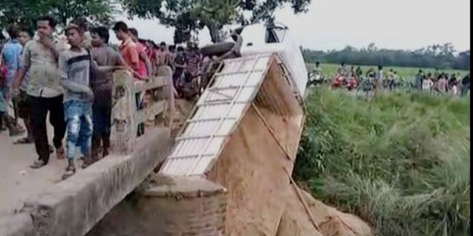 বালিবোঝাই ট্রাক উঠতেই হুড়মুডিয়ে ভেঙে পড়ল সেতু, বরাতজোরে রক্ষা পেলেন চালক