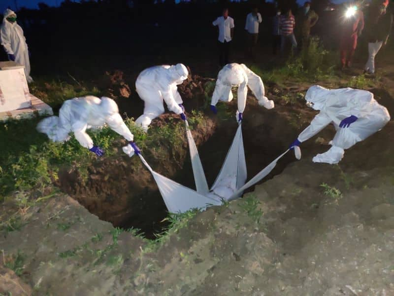 Covid Infected Woman Funeral From Gavi Matha in Koppal grg